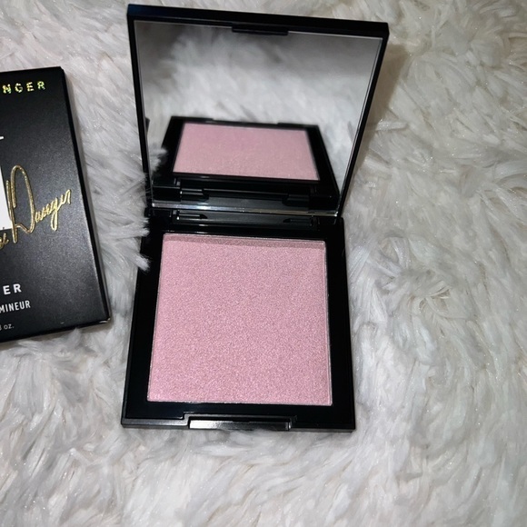Limited Edition Morphe X Deysi Danger Highlighter - Picture 3 of 3
